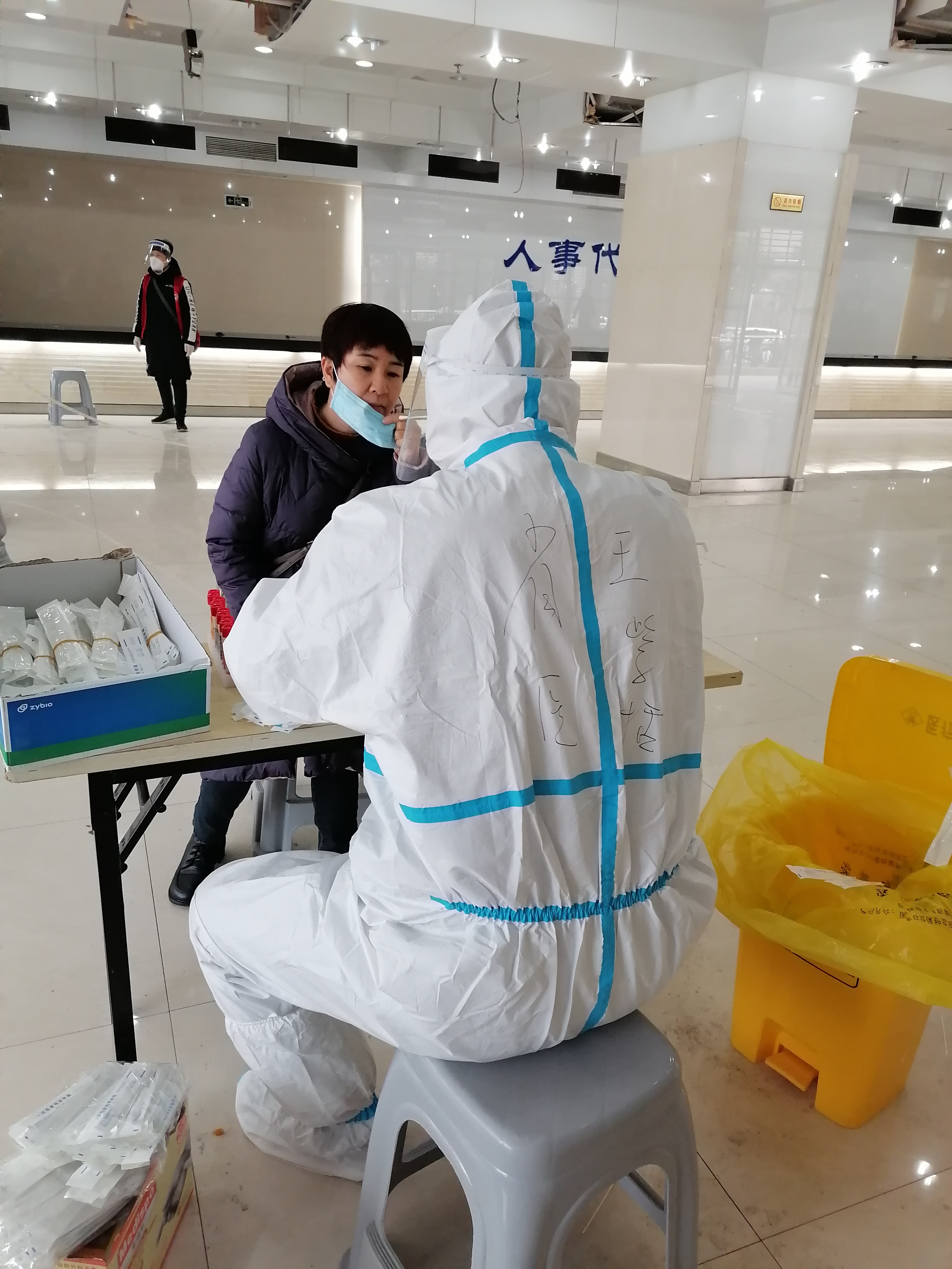 北京一核酸采样人员确诊〃近距离直击北京核酸检测员-第2张图片